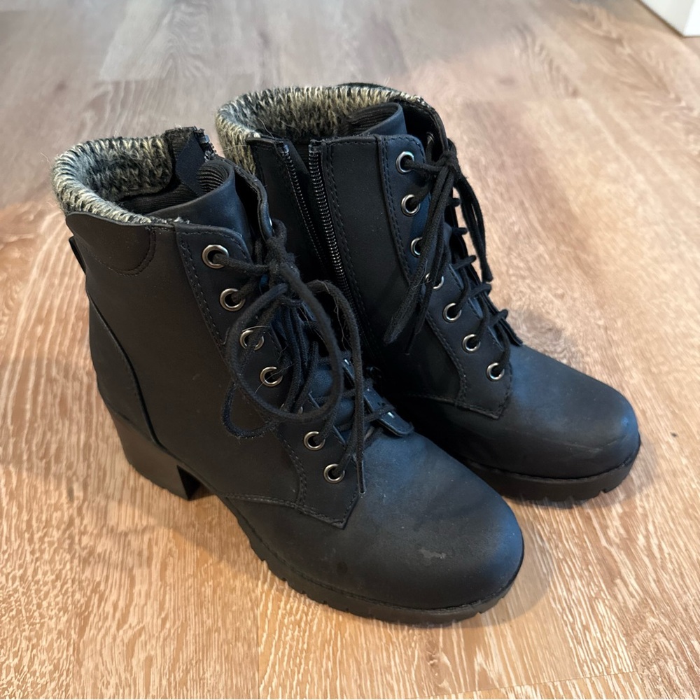 Black lug sole winter boots 
Size 7.5